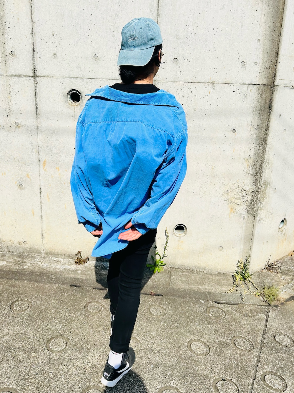 ブラック系のTシャツ/カットソー、ブルー系のトップス、ブラック系のスニーカーを着用したメンズの春コーディネートの3枚目の写真