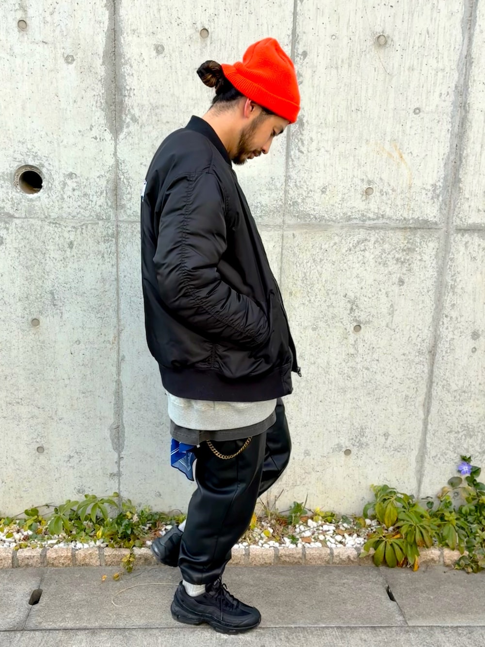 ブラック系のスニーカー、ブラック系のMA-1、グレー系のスウェットを着用したメンズの冬コーディネートの2枚目の写真