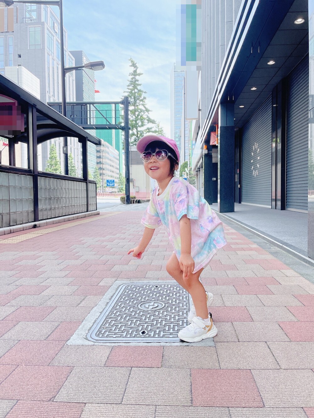 ピンク系のTシャツ/カットソー、ホワイト系のその他パンツ、パープル系のスニーカーを着用したレディースの夏コーディネートの2枚目の写真