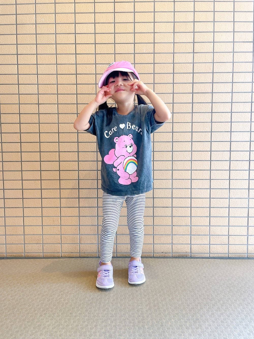 ホワイト系のその他パンツ、ブラック系のTシャツ/カットソー、パープル系のスニーカーを着用したキッズの夏コーディネートの2枚目の写真