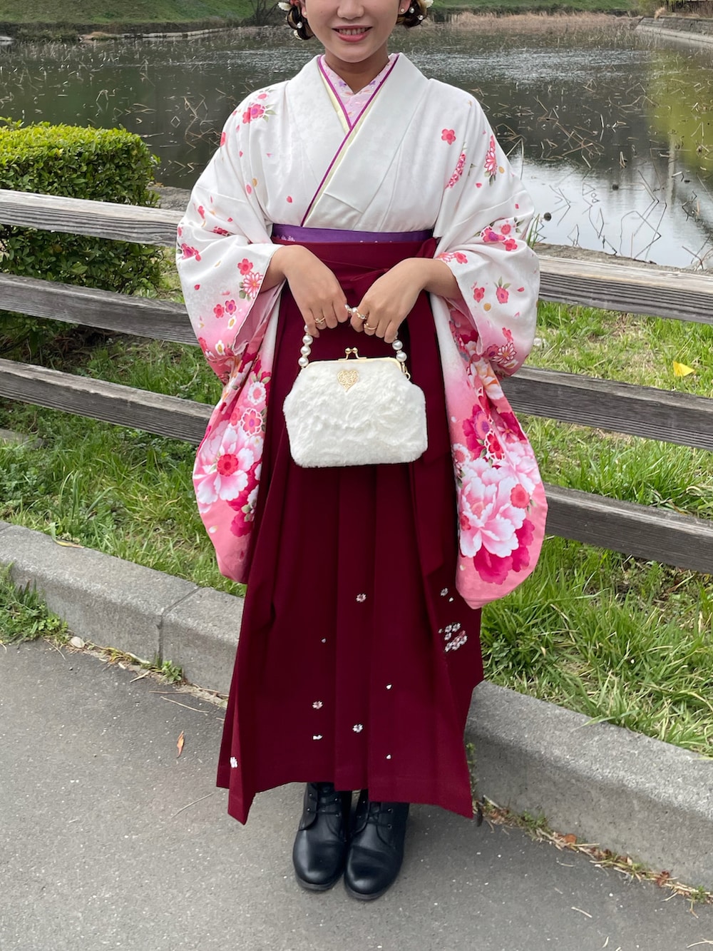 「春コーデ、袴、春カラー、卒業式、骨格ストレート、赤、カラーコーデ、春服みてみて、パステル映える春、ピンク、春、ブーツ、いいね、save、フォローお願いします🤑、おしゃれさんと繋がりたい」｜「レンタルのアイテム（着物、ホワイト系）」を使った、Nさん（骨格ストレート・レディース・161cm）の春コーディネートの2枚目の写真
