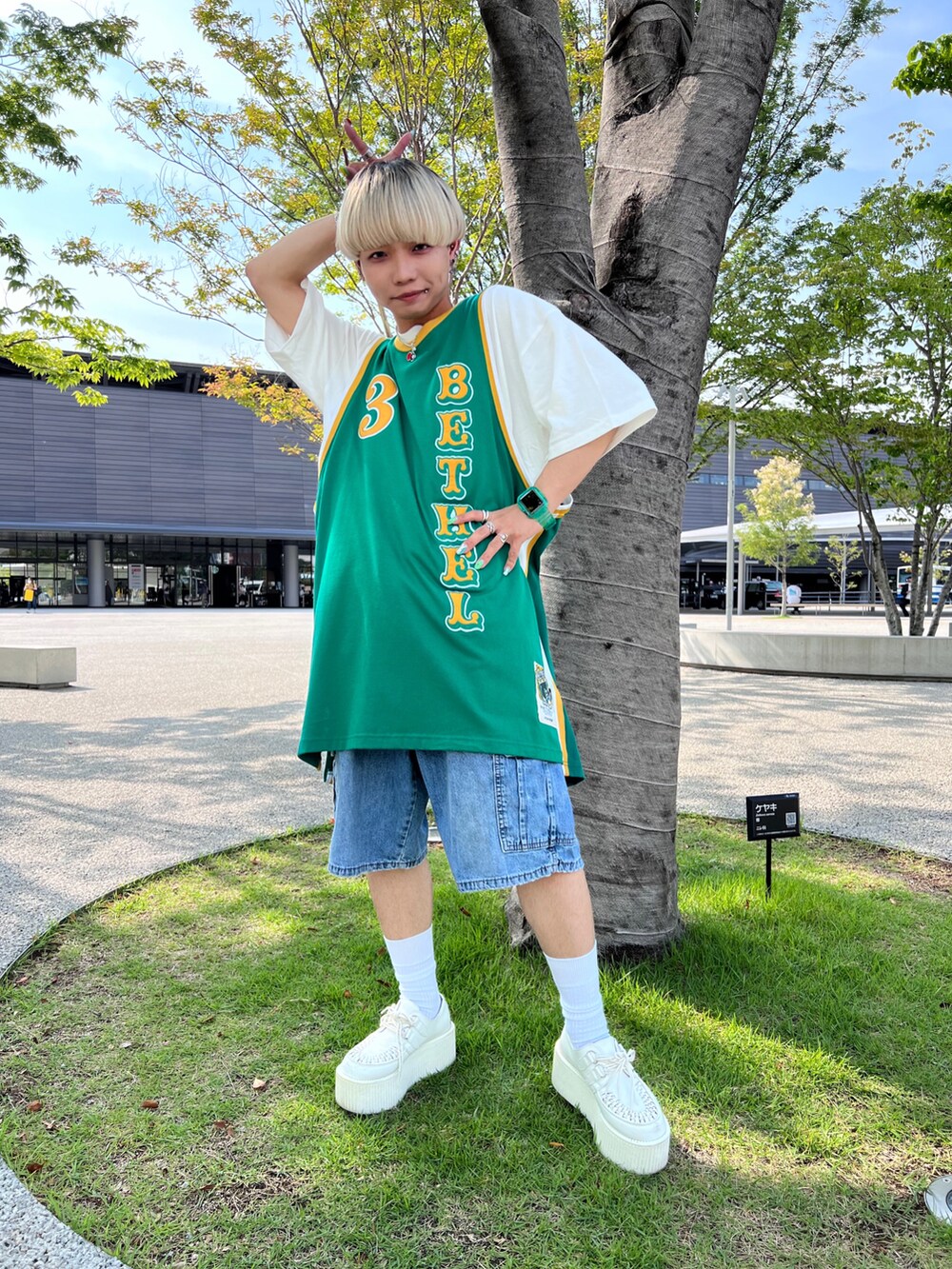 ホワイト系のスニーカー、ホワイト系のソックス/靴下を着用したメンズの夏コーディネートの2枚目の写真