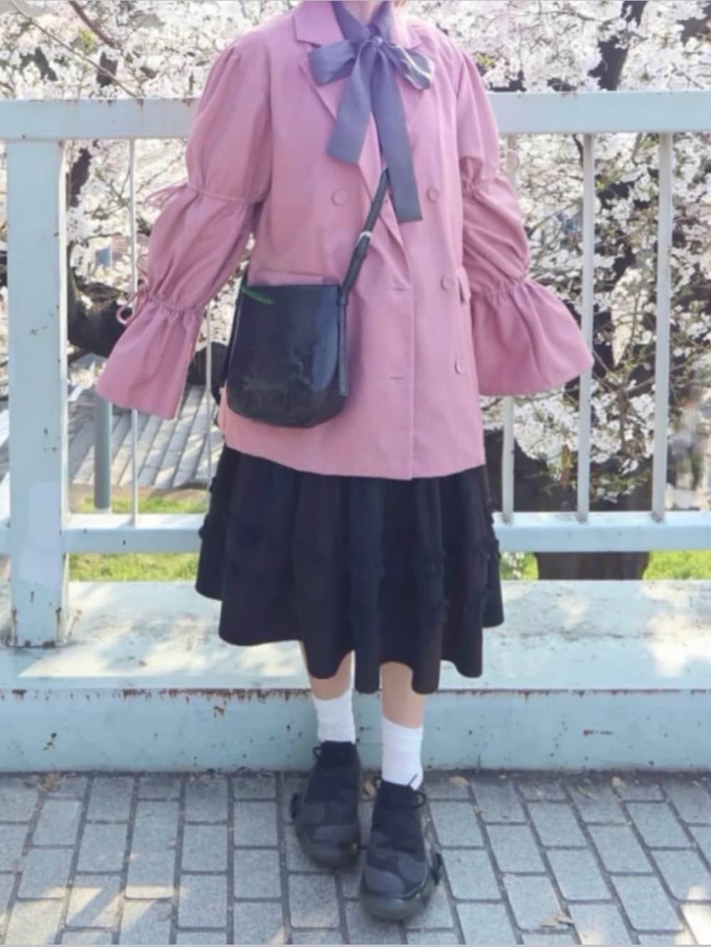 ブラック系のスカート、グレー系のシャツ/ブラウス、ピンク系のテーラードジャケットを着用したレディースの春コーディネートの4枚目の写真