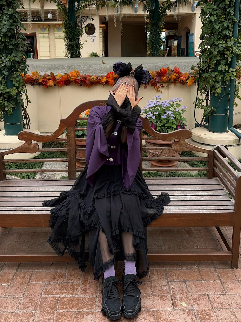 ブラック系のシャツ/ブラウス、パープル系のシャツ/ブラウス、ブラック系のスカートを着用したレディースの秋コーディネートの3枚目の写真