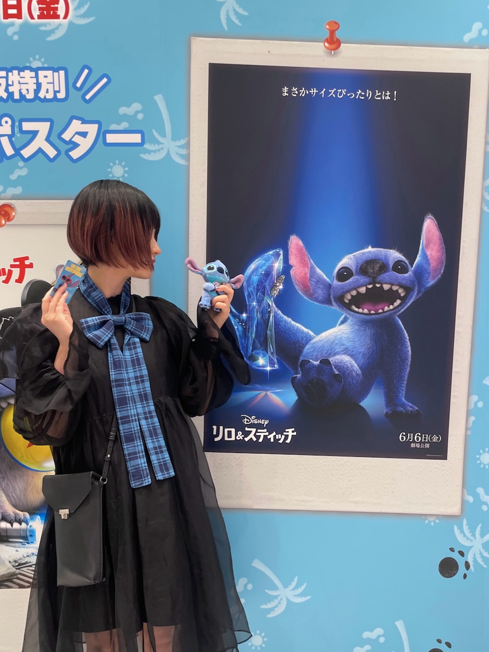 ブラック系のスニーカー、ブラック系のその他パンツ、ブラック系のシャツ/ブラウスを着用したレディースの夏コーディネートの3枚目の写真