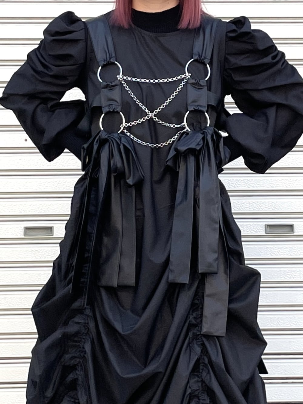 ブラック系のワンピース、ブラック系のトップス、ブラック系のスニーカーを着用したレディースの冬コーディネートの2枚目の写真