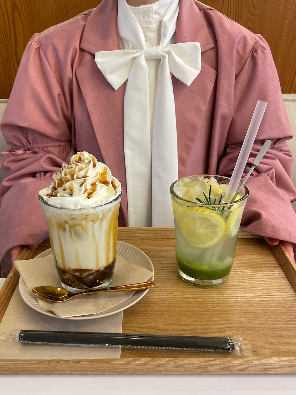 ホワイト系のスニーカー、ホワイト系のハンドバッグ、ピンク系のテーラードジャケットを着用したレディースの春コーディネートの4枚目の写真