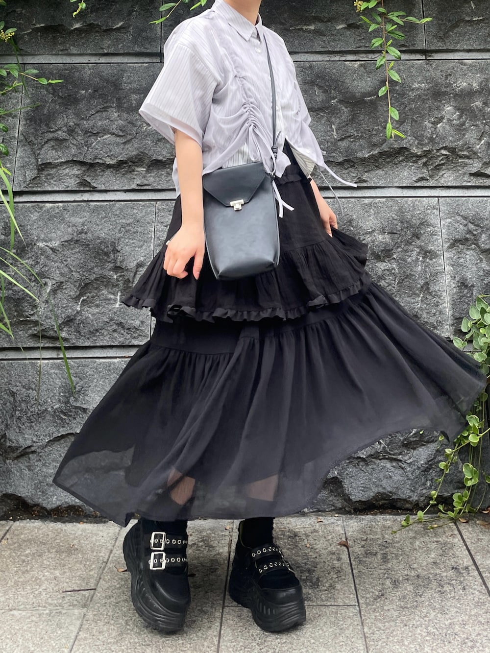 「シャツスタイル、低身長女子、夏ファッション、春夏コーデ、レイヤードスタイル、プチプラ、モノトーン、ショルダーバッグ、ストライプシャツ、夏コーデ、tiptop_pocket、スカートスタイル、厚底シューズ、お出かけコーデ、デートコーデ」｜「YOSUKEの「YOSUKE/ヨースケ」厚底スニーカー（スニーカー、ブラック系）」を使った、MIHOさん（レディース・153cm）の春コーディネートの3枚目の写真