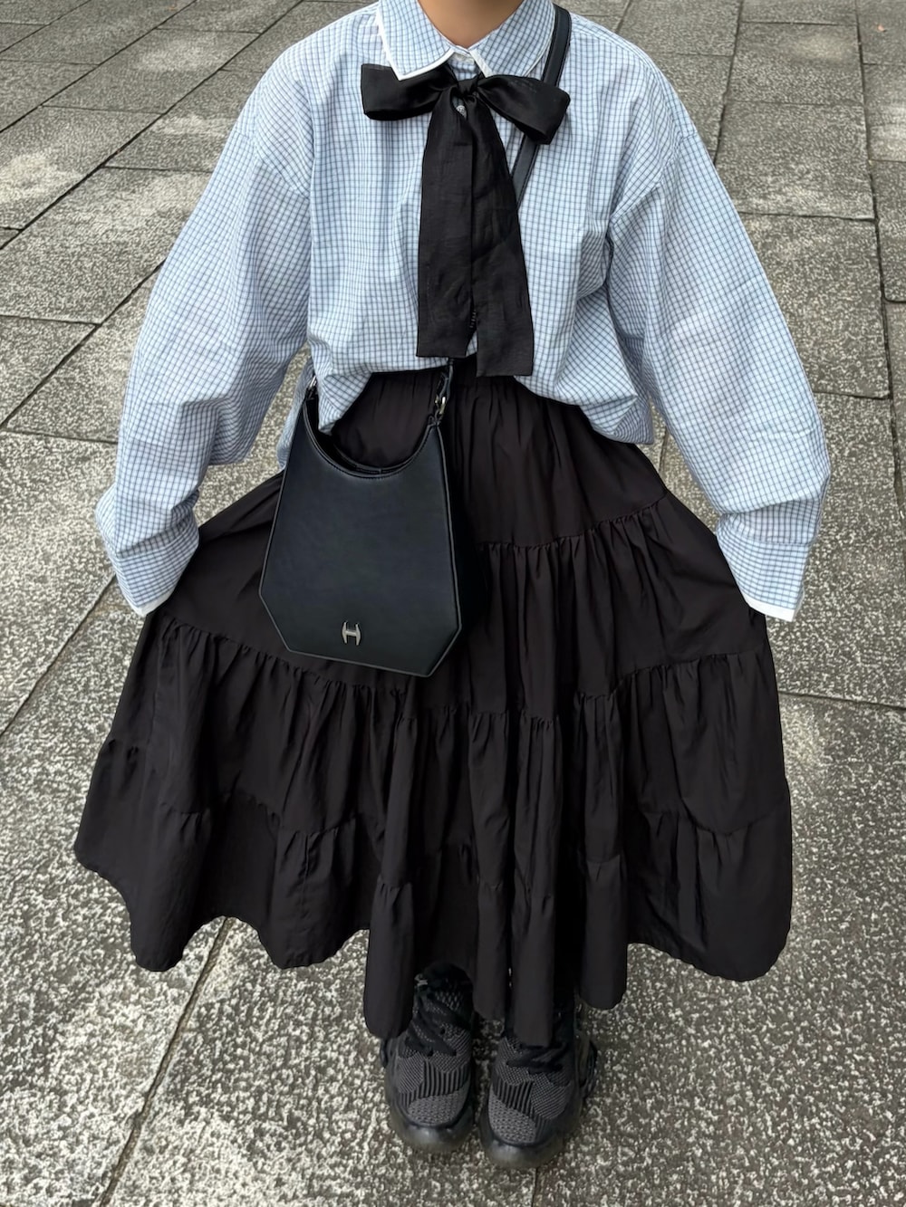 ブルー系のシャツ/ブラウス、ブラック系のシャツ/ブラウス、ブラック系のスカートを着用したレディースの秋コーディネートの4枚目の写真