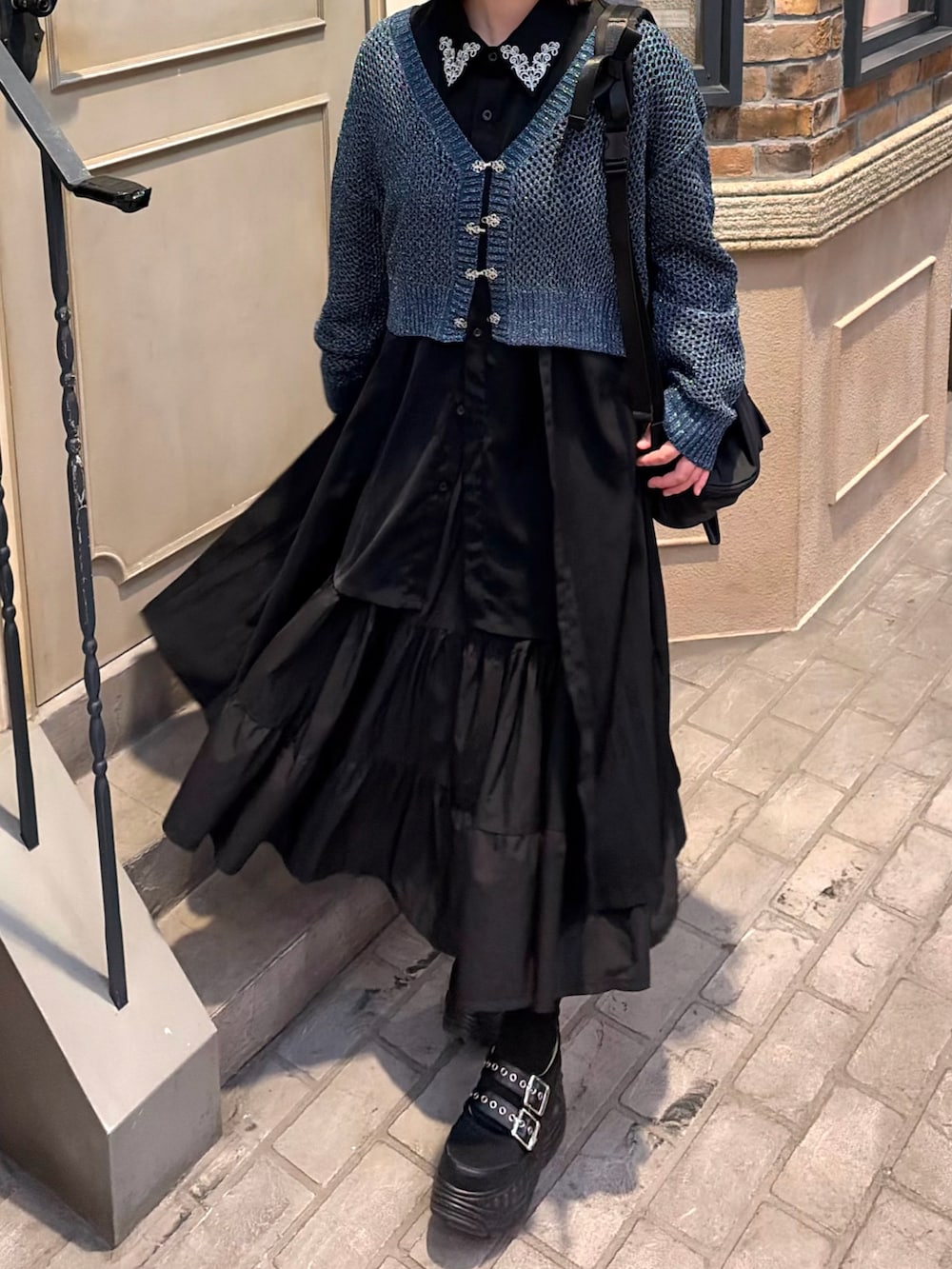 ブラック系のスカート、ブラック系のシャツ/ブラウス、ブルー系のカーディガン/ボレロを着用したレディースの春コーディネートの3枚目の写真