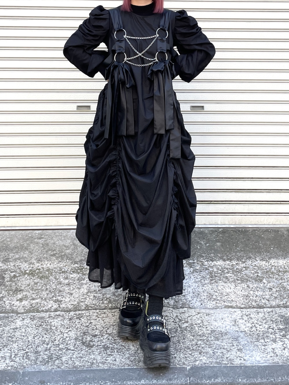 ブラック系のワンピース、ブラック系のトップス、ブラック系のスニーカーを着用したレディースの冬コーディネートの3枚目の写真