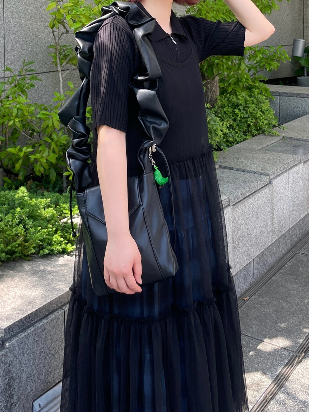 ブラック系のスニーカー、ホワイト系のワンピース/ドレス、ブルー系のスカートを着用したレディースの春コーディネートの3枚目の写真