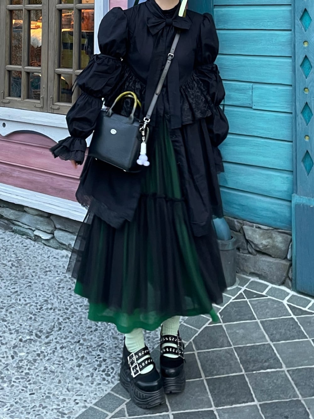 「ショルダーバッグ、ディズニーコーデ、アナと雪の女王、ファンタジースプリングス、リボン、大人女子、レイヤードスタイル、ブラックコーデ、Vivienne Westwood、ミントグリーン、チュール、テーマパークコーデ、春コーデ、黒、春服コーデ」｜「YOSUKEの「YOSUKE/ヨースケ」厚底スニーカー（スニーカー、ブラック系）」を使った、MIHOさん（レディース・153cm）の春コーディネートの3枚目の写真