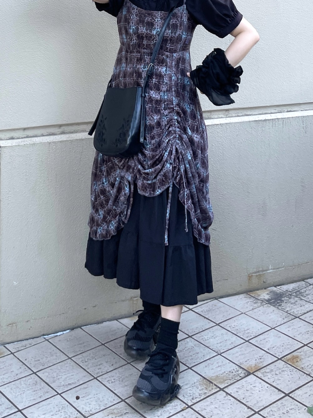 「夏ルックで気分アップ、お出かけコーデ、アームカバー、キャミワンピ、おでかけコーデ、夏服コーデ、ワンピーススタイル、ラクチンコーデ、ワンピースコーデ、韓国ファッション、プチプラ、tiptop、tiptop_pocket、黒、夏ファッション」｜「groundsのgrounds / グラウンズ/ 別注MOOPIE RF/BLACK（スニーカー、ブラック系）」を使った、MIHOさん（レディース・153cm）の夏コーディネートの4枚目の写真
