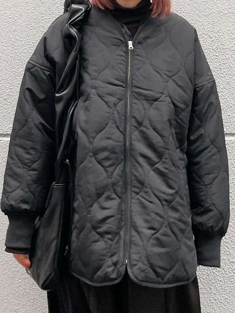 ブラック系のショルダーバッグ、ブラック系のブルゾン、ブラック系のスニーカーを着用したレディースの冬コーディネートの2枚目の写真