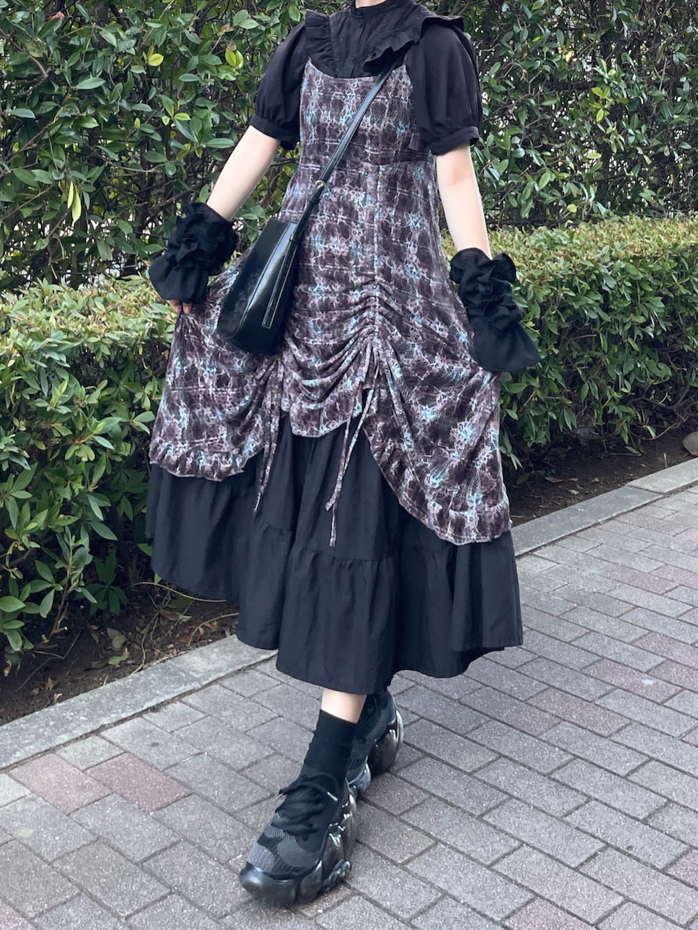 「夏ルックで気分アップ、お出かけコーデ、アームカバー、キャミワンピ、おでかけコーデ、夏服コーデ、ワンピーススタイル、ラクチンコーデ、ワンピースコーデ、韓国ファッション、プチプラ、tiptop、tiptop_pocket、黒、夏ファッション」｜「groundsのgrounds / グラウンズ/ 別注MOOPIE RF/BLACK（スニーカー、ブラック系）」を使った、MIHOさん（レディース・153cm）の夏コーディネートの3枚目の写真