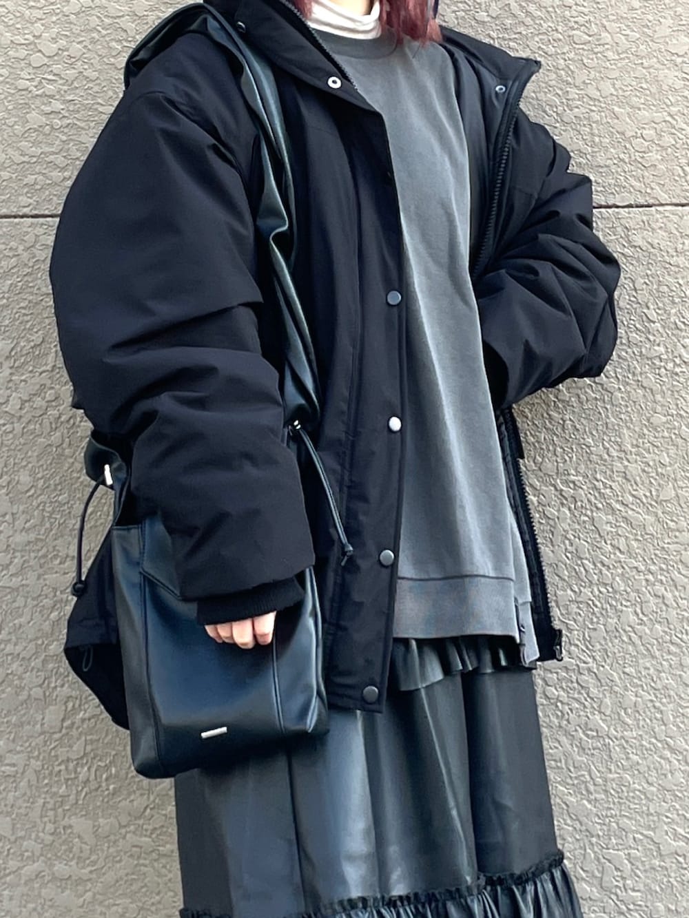 ブラック系のスニーカー、ブラック系のスカート、グレー系のスウェットを着用したレディースの冬コーディネートの2枚目の写真