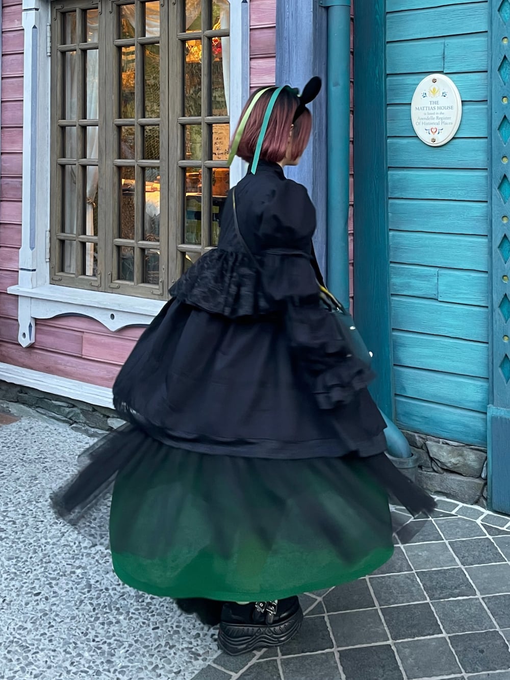 「ショルダーバッグ、ディズニーコーデ、アナと雪の女王、ファンタジースプリングス、リボン、大人女子、レイヤードスタイル、ブラックコーデ、Vivienne Westwood、ミントグリーン、チュール、テーマパークコーデ、春コーデ、黒、春服コーデ」｜「YOSUKEの「YOSUKE/ヨースケ」厚底スニーカー（スニーカー、ブラック系）」を使った、MIHOさん（レディース・153cm）の春コーディネートの4枚目の写真