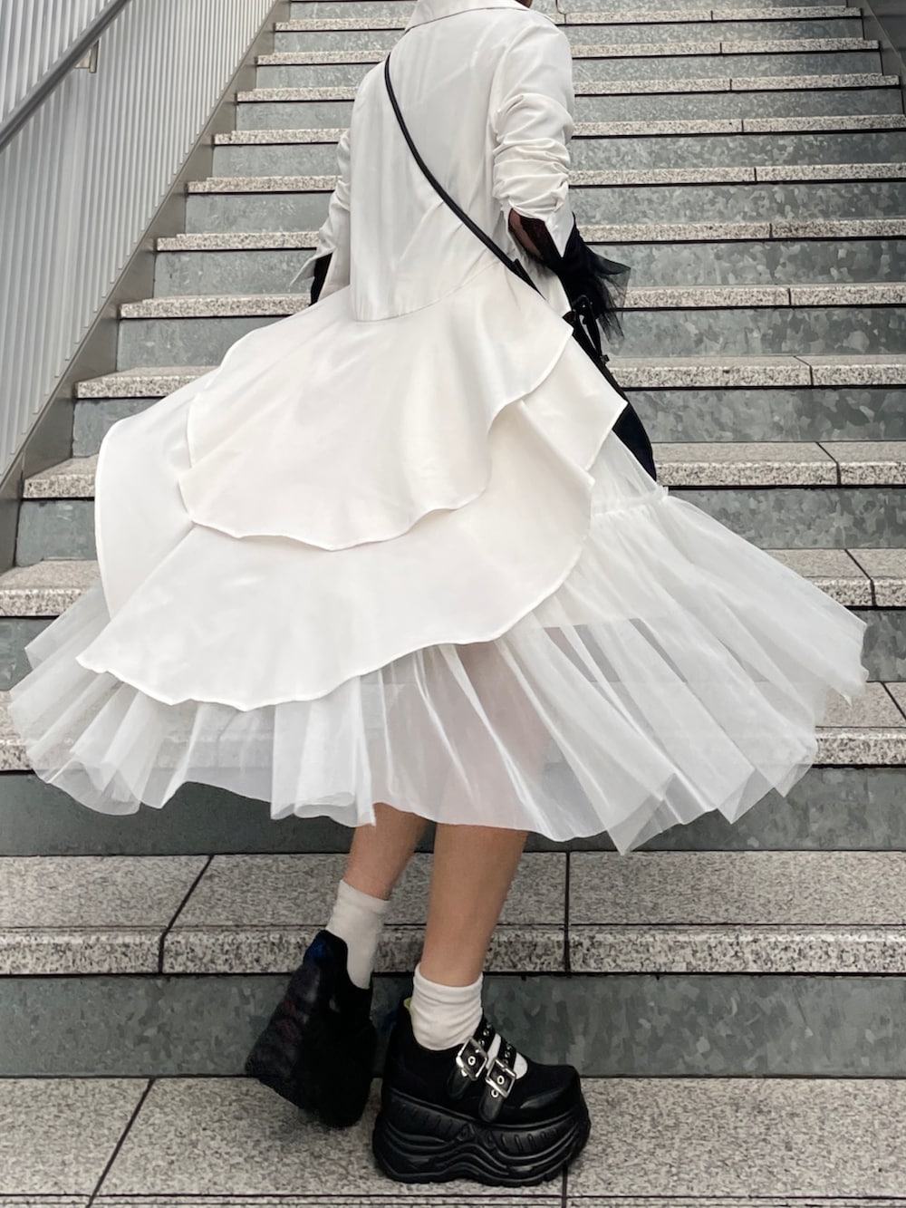 「アツいコーデ全部見せ、夏コーデ、プチプラ、レイヤードスタイル、大人可愛い、モノトーンコーデ、モノトーン、モード、ホワイト、秋冬新作、新作、韓国ファッション、チュール、レイヤード、重ね着」｜「ownitのアイテム（シャツ/ブラウス、ホワイト系）」を使った、MIHOさん（レディース・153cm）の夏コーディネートの2枚目の写真