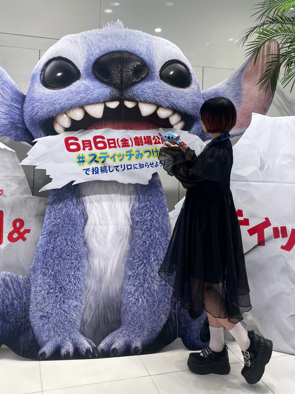 ブラック系のスニーカー、ブラック系のその他パンツ、ブラック系のシャツ/ブラウスを着用したレディースの夏コーディネートの5枚目の写真