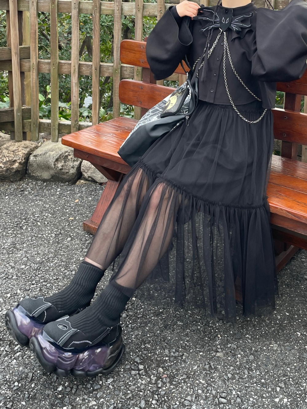 ブラック系のその他パンツ、ブラック系のシャツ/ブラウス、ホワイト系のワンピース/ドレスを着用したレディースの秋コーディネートの4枚目の写真