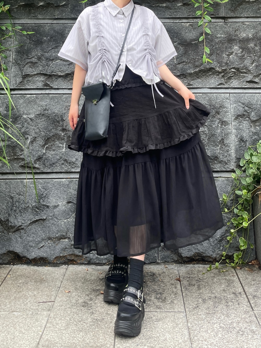「シャツスタイル、低身長女子、夏ファッション、春夏コーデ、レイヤードスタイル、プチプラ、モノトーン、ショルダーバッグ、ストライプシャツ、夏コーデ、tiptop_pocket、スカートスタイル、厚底シューズ、お出かけコーデ、デートコーデ」｜「YOSUKEの「YOSUKE/ヨースケ」厚底スニーカー（スニーカー、ブラック系）」を使った、MIHOさん（レディース・153cm）の春コーディネートの5枚目の写真