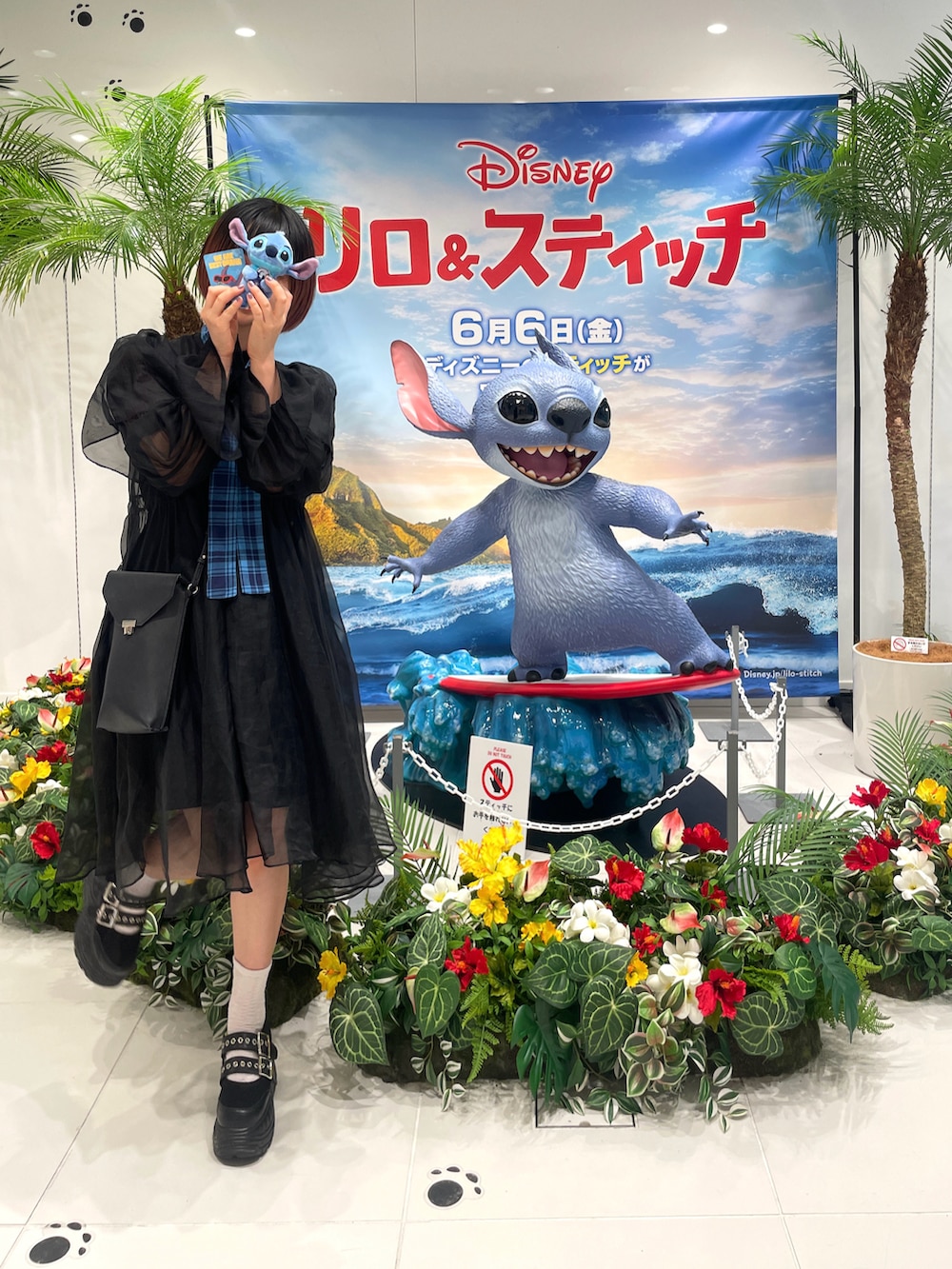 ブラック系のスニーカー、ブラック系のその他パンツ、ブラック系のシャツ/ブラウスを着用したレディースの夏コーディネートの4枚目の写真