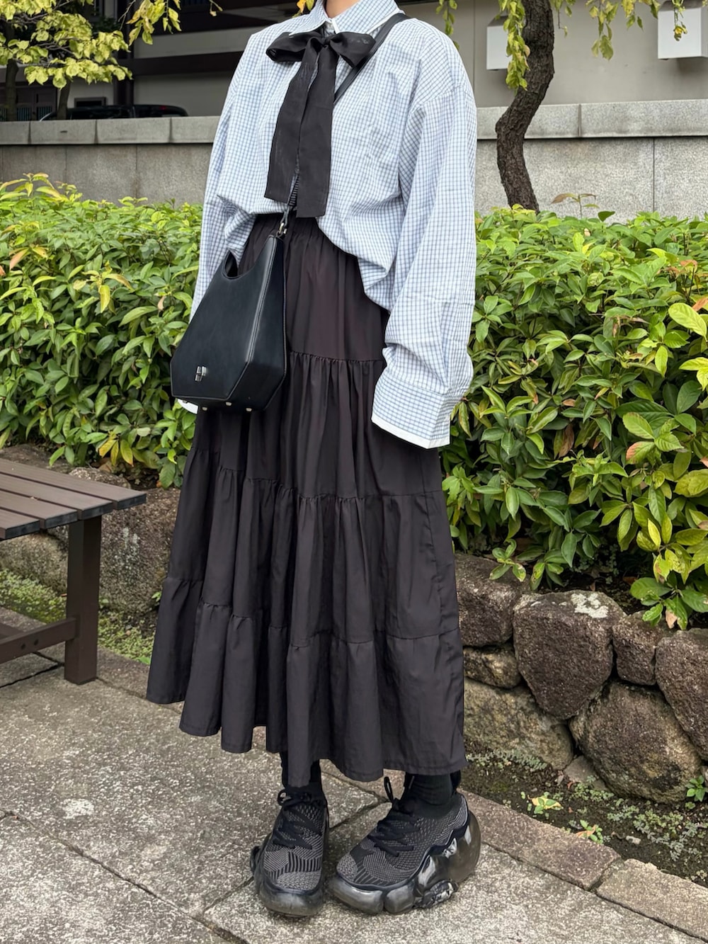 ブルー系のシャツ/ブラウス、ブラック系のシャツ/ブラウス、ブラック系のスカートを着用したレディースの秋コーディネートの2枚目の写真
