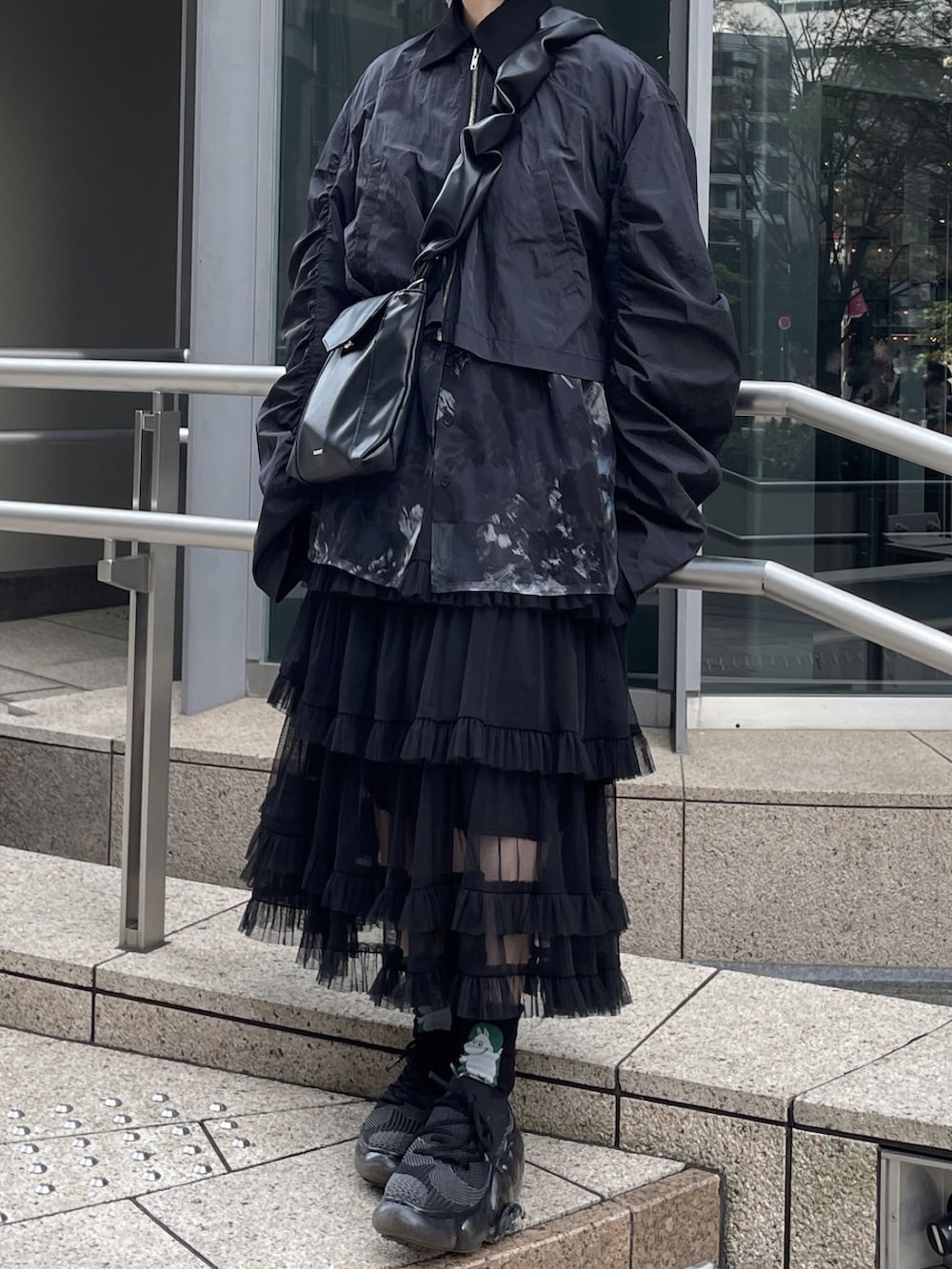 「春めき満開コーデ、春服、ゆるコーデ、HARE、レイヤードスタイル、重ね着、grounds、モード、スニーカーコーデ、低身長女子、春アウター、春服みてみて、お出かけスタイル、厚底シューズ、ムーミン」｜「groundsのgrounds / グラウンズ/ 別注MOOPIE RF/BLACK（スニーカー、ブラック系）」を使った、MIHOさん（レディース・153cm）の春コーディネートの4枚目の写真