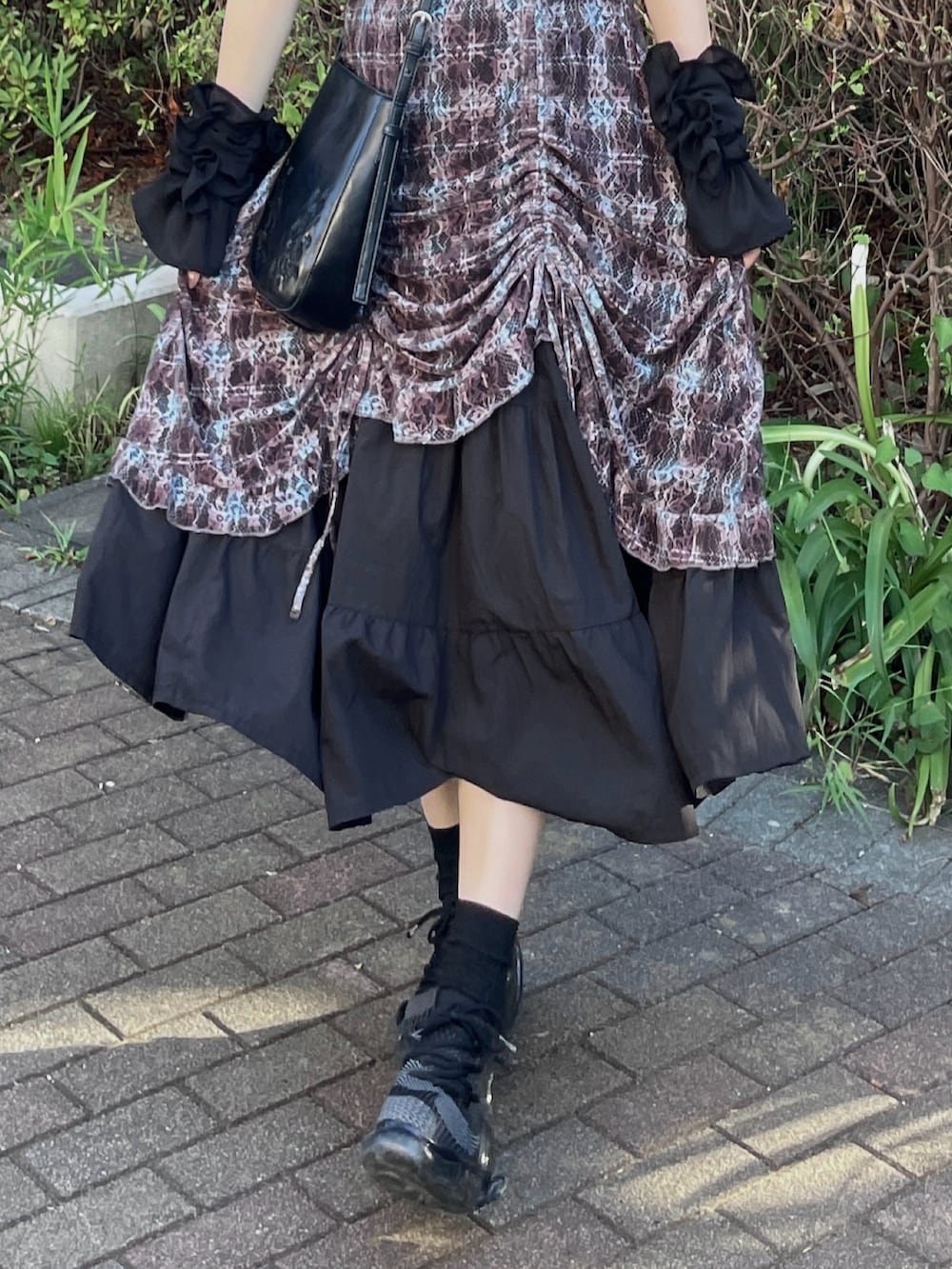 「夏ルックで気分アップ、お出かけコーデ、アームカバー、キャミワンピ、おでかけコーデ、夏服コーデ、ワンピーススタイル、ラクチンコーデ、ワンピースコーデ、韓国ファッション、プチプラ、tiptop、tiptop_pocket、黒、夏ファッション」｜「groundsのgrounds / グラウンズ/ 別注MOOPIE RF/BLACK（スニーカー、ブラック系）」を使った、MIHOさん（レディース・153cm）の夏コーディネートの2枚目の写真