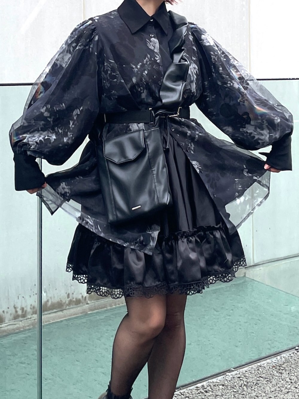 ブラック系のスニーカー、グレー系のシャツ/ブラウス、ブラック系のショルダーバッグを着用したレディースの春コーディネートの3枚目の写真