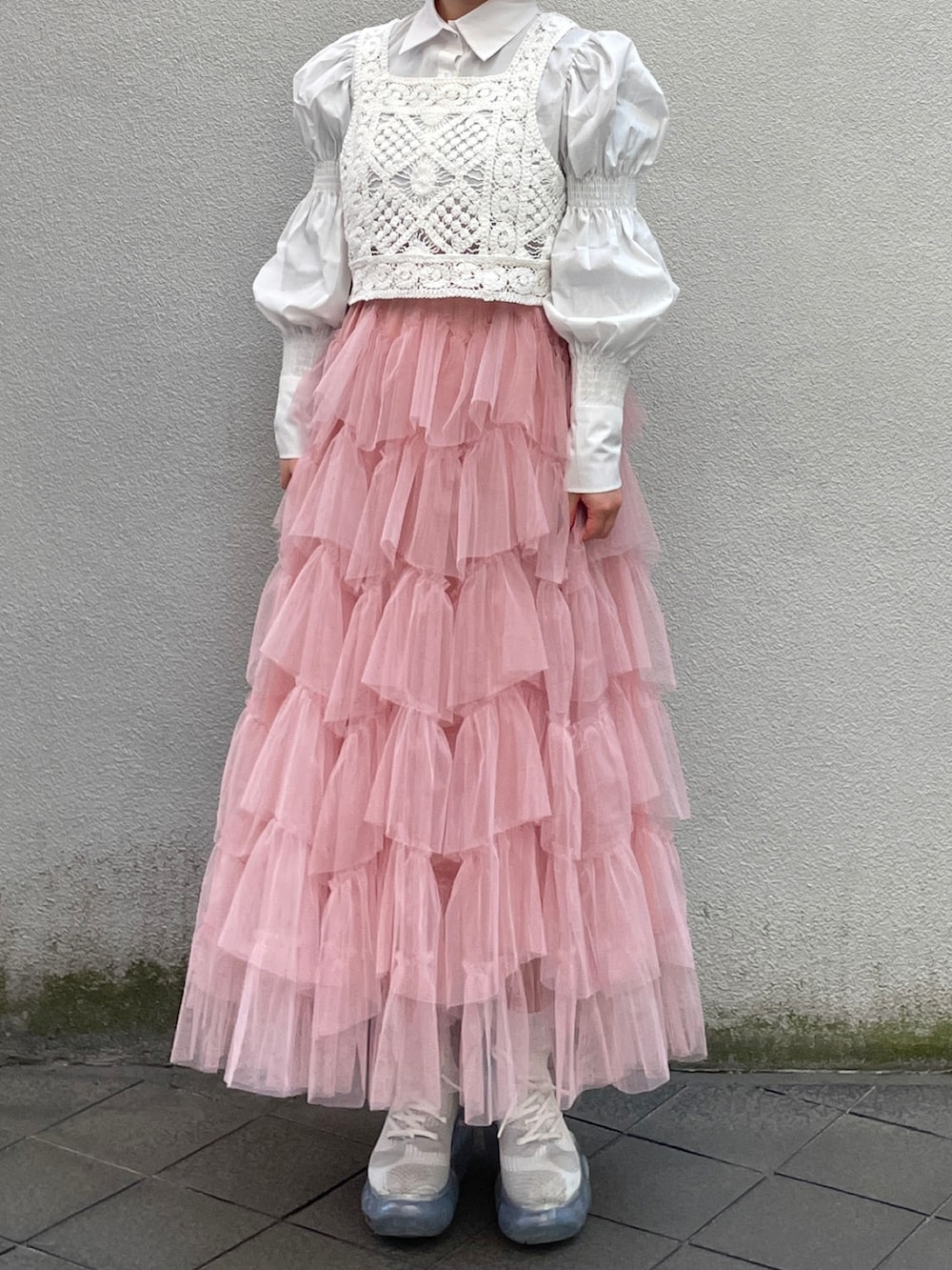 「春めき満開コーデ、お花見コーデ、花見、ピンク、ピンクコーデ、ガーリー、休日スタイル、はるコーデ、春コーデ、スカートコーデ、ビスチェ、プチプラコーデ、grounds、ブラウス、ガーリーコーデ」｜「shopnikonikoのニットビスチェ クロシェ編み ビスチェ かぎ針 ベスト 秋冬 ショート丈  ニットベスト（ベスト、ホワイト系）」を使った、MIHOさん（レディース・153cm）の春コーディネートの4枚目の写真