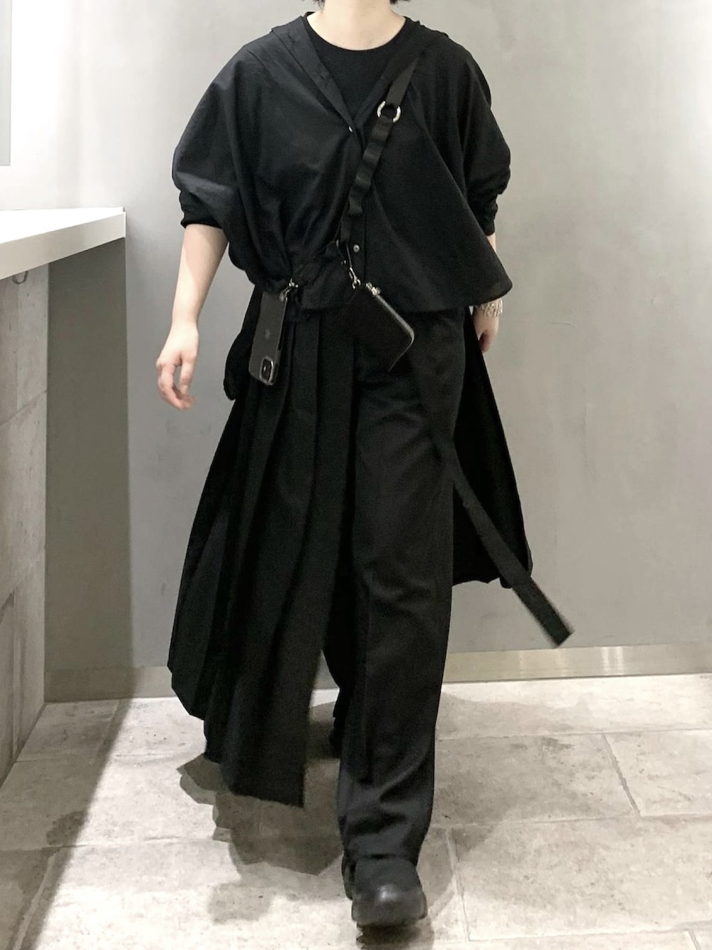 「秋服まるっと大公開、秋冬コーデ、モード、anui、レイヤードスタイル、レイヤード、ユニセックス、mizuiro-ind、黒シャツ、キレイめカジュアル、オールブラック、モード系、黒、ビッグシルエット、ゆるコーデ」｜「mizuiroindのmizuiro ind バックギャザーワイドシャツ（シャツ/ブラウス、ブラック系）」を使った、MIHOさん（レディース・153cm）の秋コーディネートの2枚目の写真