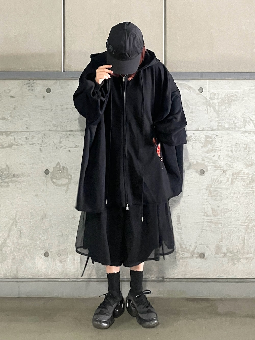 「パーカー、秋服準備はじめました、厚底シューズ、ハーフパンツ、モードカジュアル、モード、ブラックコーデ、オーバーサイズ、秋服、韓国ファッション、grounds、カジュアル、モードスタイル、パンツスタイル、パーカーコーデ」｜「HAREのフラワーシシュウキャップ(HARE)（キャップ、ブラック系）」を使った、MIHOさん（レディース・153cm）の夏コーディネートの2枚目の写真