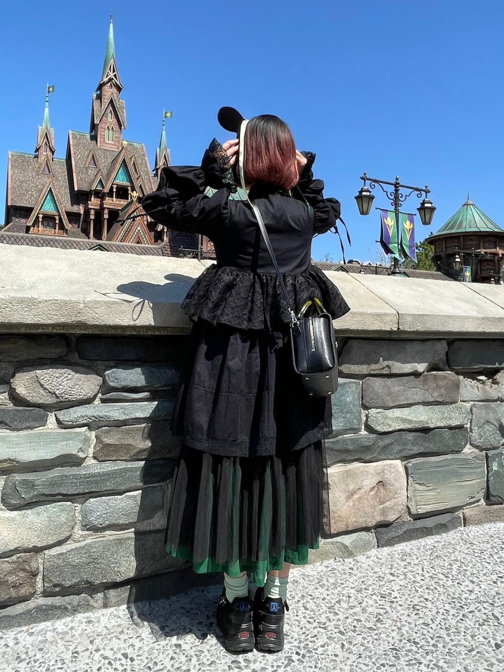 「ショルダーバッグ、ディズニーコーデ、アナと雪の女王、ファンタジースプリングス、リボン、大人女子、レイヤードスタイル、ブラックコーデ、Vivienne Westwood、ミントグリーン、チュール、テーマパークコーデ、春コーデ、黒、春服コーデ」｜「YOSUKEの「YOSUKE/ヨースケ」厚底スニーカー（スニーカー、ブラック系）」を使った、MIHOさん（レディース・153cm）の春コーディネートの2枚目の写真