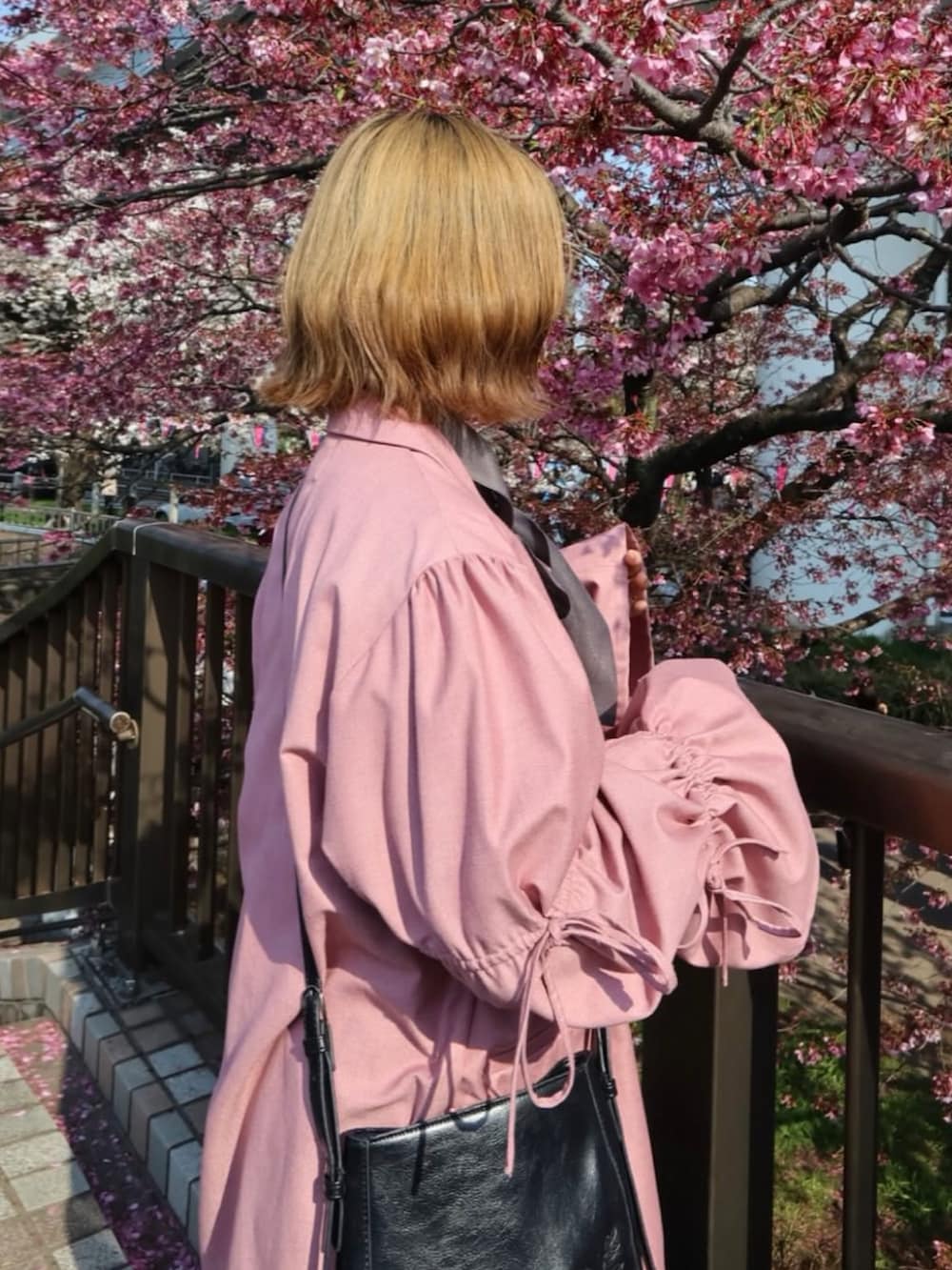 ブラック系のスカート、グレー系のシャツ/ブラウス、ピンク系のテーラードジャケットを着用したレディースの春コーディネートの3枚目の写真