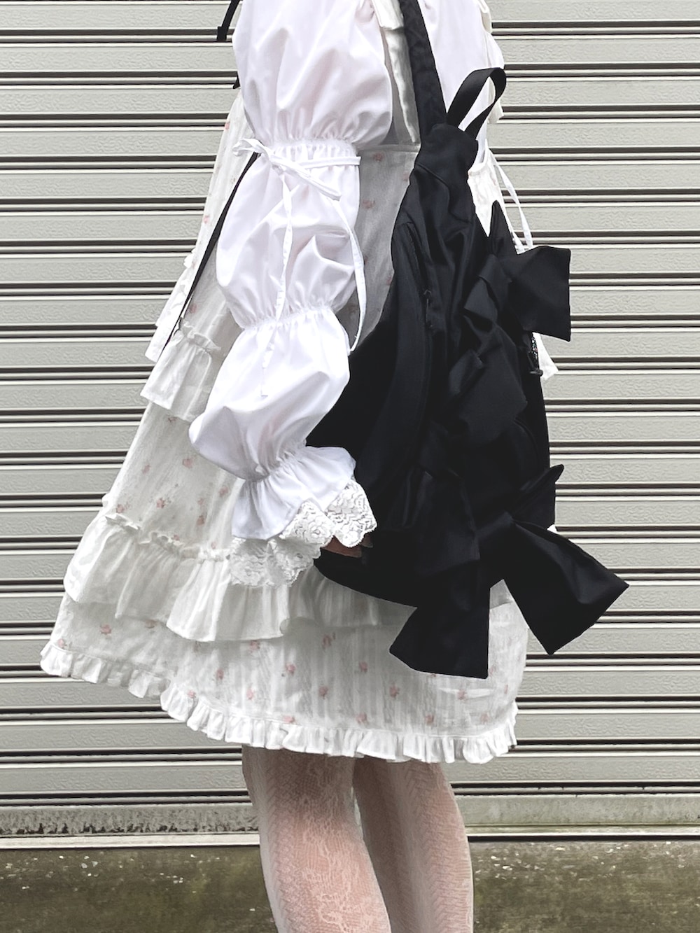 ブラック系のスニーカー、ピンク系のワンピース、ホワイト系のワンピース/ドレスを着用したレディースの春コーディネートの4枚目の写真