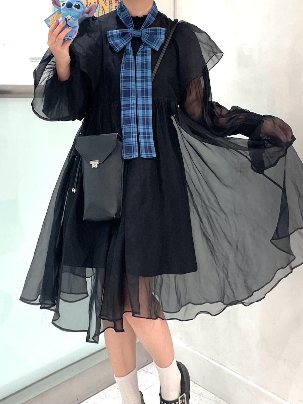 ブラック系のスニーカー、ブラック系のその他パンツ、ブラック系のシャツ/ブラウスを着用したレディースの夏コーディネートの2枚目の写真