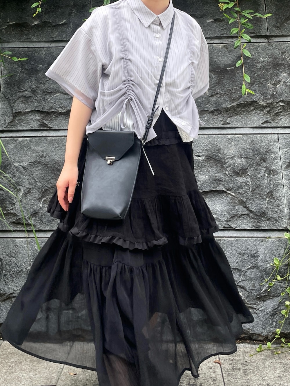 「シャツスタイル、低身長女子、夏ファッション、春夏コーデ、レイヤードスタイル、プチプラ、モノトーン、ショルダーバッグ、ストライプシャツ、夏コーデ、tiptop_pocket、スカートスタイル、厚底シューズ、お出かけコーデ、デートコーデ」｜「YOSUKEの「YOSUKE/ヨースケ」厚底スニーカー（スニーカー、ブラック系）」を使った、MIHOさん（レディース・153cm）の春コーディネートの4枚目の写真
