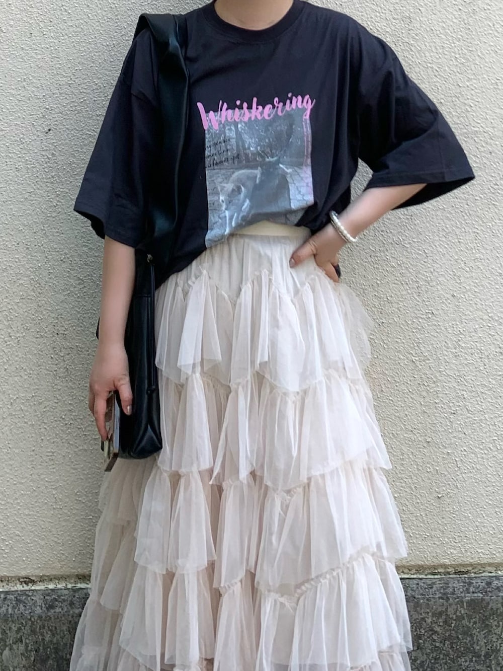「黒Tシャツ、Tシャツ、オトナカワイイ、大人カジュアルコーデ、初夏コーデ、ゆるコーデ、tiptop_pocket、チュールスカート、ラフコーデ、シンプル・ベーシック、プチプラ、夏、プリントT、スカートスタイル、grounds」｜「ownitのアイテム（スカート、ブラック系）」を使った、MIHOさん（レディース・153cm）の夏コーディネートの3枚目の写真