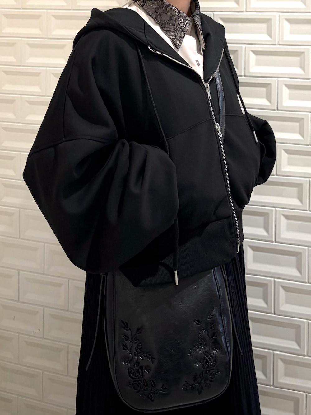 ブラック系のパーカー、ベージュ系のシャツ/ブラウス、ブラック系のスニーカーを着用したレディースの春コーディネートの5枚目の写真