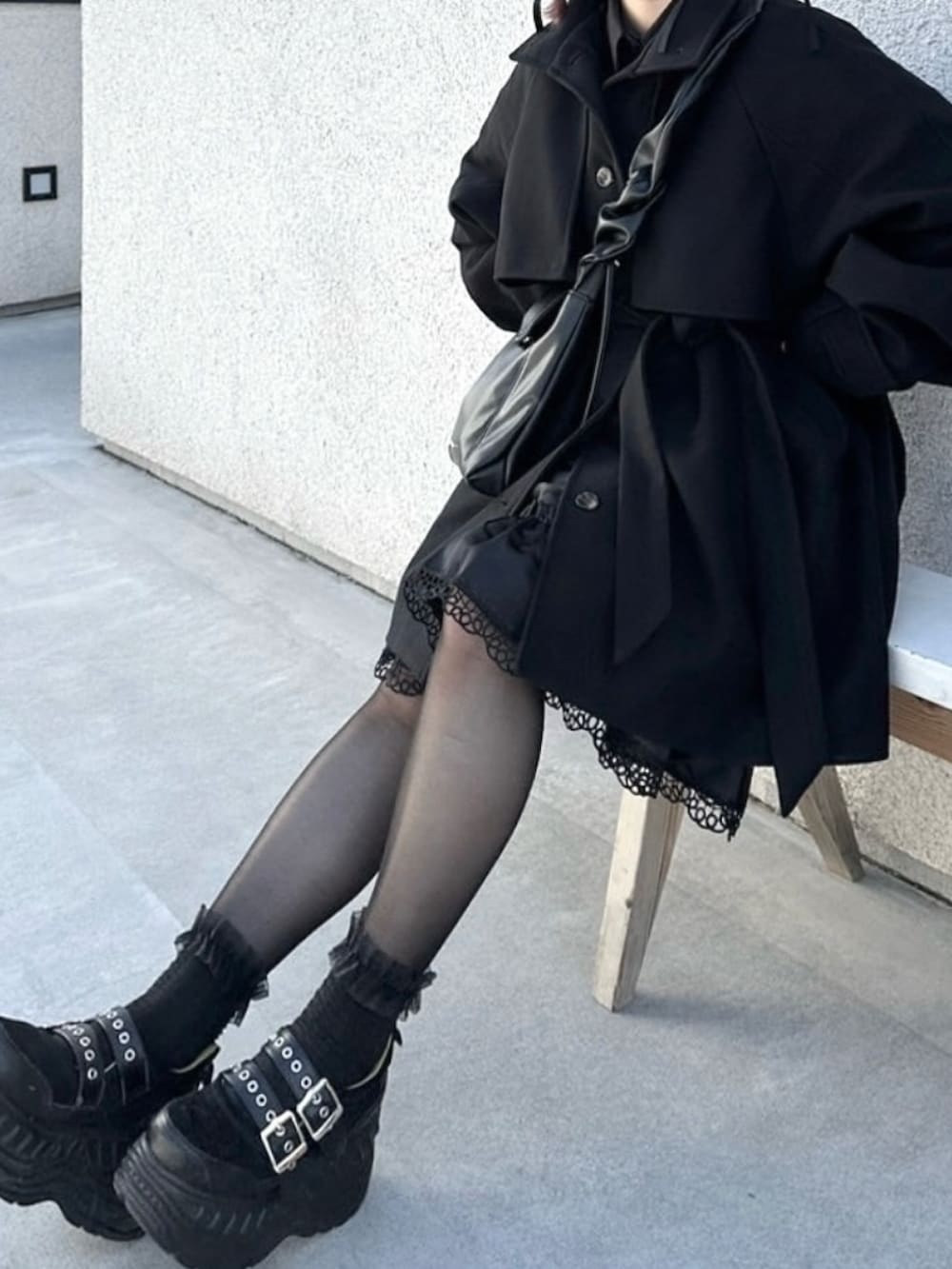 「最近のいい感じコーデ、冬アウター、お出かけコーデ、オトナ女子、ラクチンコーデ、クリスマスコーデ、休日スタイル、大人かわいい、ブラックコーデ、おでかけコーデ、プチプラ、キレイめコーデ、モノトーンコーデ、コート、シンプルコーデ」｜「tiptopの【ZOZO限定カラー】ミドル丈トレンチコート（トレンチコート、ブラック系）」を使った、MIHOさん（レディース・153cm）の冬コーディネートの2枚目の写真