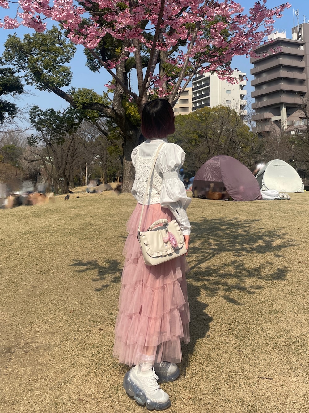 「春めき満開コーデ、お花見コーデ、花見、ピンク、ピンクコーデ、ガーリー、休日スタイル、はるコーデ、春コーデ、スカートコーデ、ビスチェ、プチプラコーデ、grounds、ブラウス、ガーリーコーデ」｜「shopnikonikoのニットビスチェ クロシェ編み ビスチェ かぎ針 ベスト 秋冬 ショート丈  ニットベスト（ベスト、ホワイト系）」を使った、MIHOさん（レディース・153cm）の春コーディネートの2枚目の写真
