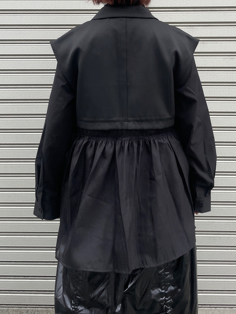 ブラック系のシャツ/ブラウス、ブラック系のベスト、ブラック系のスカートを着用したレディースの秋コーディネートの3枚目の写真