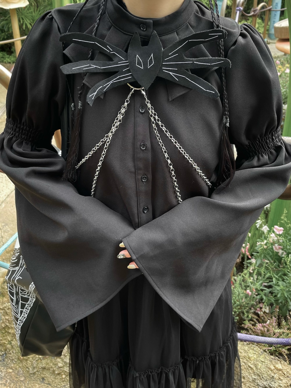 ブラック系のその他パンツ、ブラック系のシャツ/ブラウス、ホワイト系のワンピース/ドレスを着用したレディースの秋コーディネートの5枚目の写真