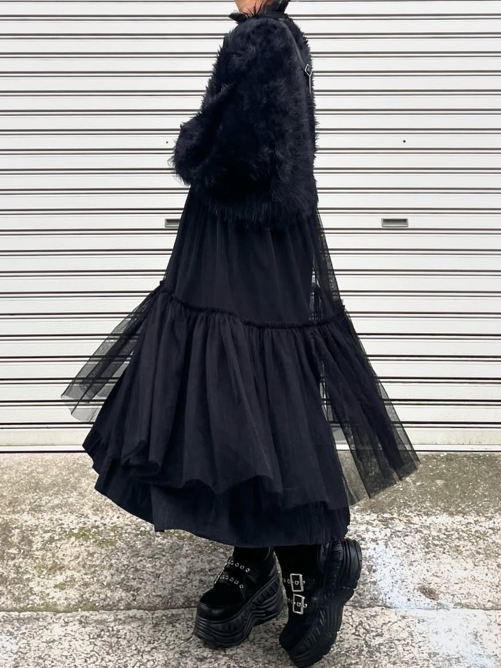 「休日スタイル、着回しコーデ、キレイめカジュアル、プチプラ、ブラック、お出かけコーデ、ワントーンコーデ、冬服コーデ、ブラックコーデ、韓国ファッション、レディースファッション、黒、ラクチンコーデ、大人可愛い、厚底シューズ」｜「YOSUKEの「YOSUKE/ヨースケ」厚底スニーカー（スニーカー、ブラック系）」を使った、MIHOさん（レディース・153cm）の冬コーディネートの3枚目の写真
