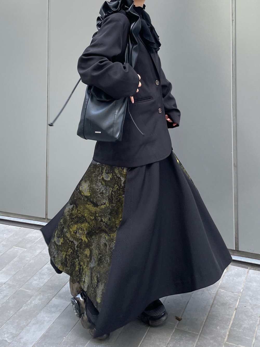 「春めき満開コーデ、ジャケット、テーラードジャケット、春色、キレイめカジュアル、お出かけコーデ、春服、スカートスタイル、grounds、きれいめコーデ、きれいめカジュアル、最近のいい感じコーデ、スニーカーコーデ、HARE、tiptop」｜「HAREのギャザーMINIショルダーBAG(HARE)（ショルダーバッグ、ブラック系）」を使った、MIHOさん（レディース・153cm）の春コーディネートの2枚目の写真