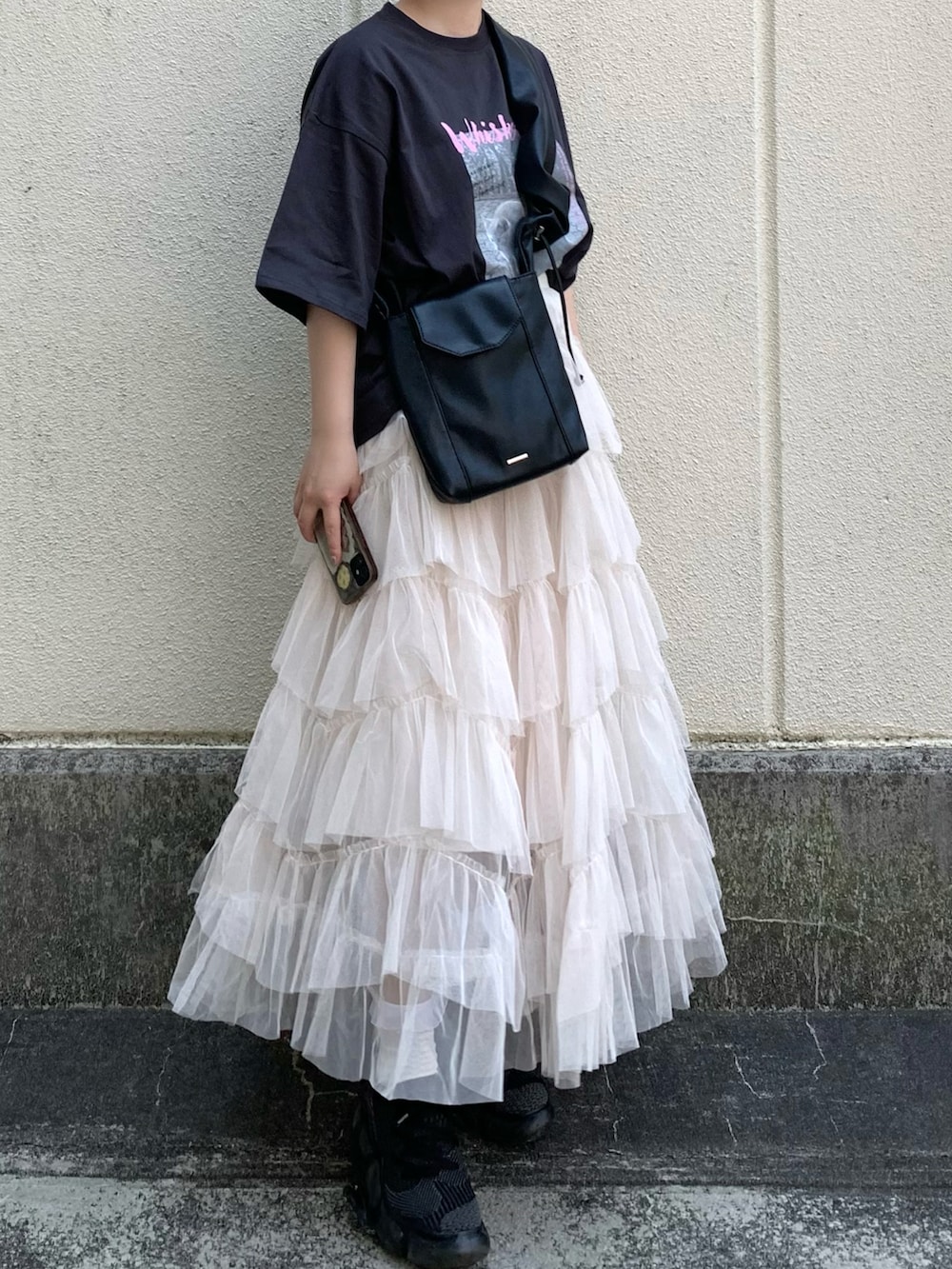 「黒Tシャツ、Tシャツ、オトナカワイイ、大人カジュアルコーデ、初夏コーデ、ゆるコーデ、tiptop_pocket、チュールスカート、ラフコーデ、シンプル・ベーシック、プチプラ、夏、プリントT、スカートスタイル、grounds」｜「ownitのアイテム（スカート、ブラック系）」を使った、MIHOさん（レディース・153cm）の夏コーディネートの2枚目の写真