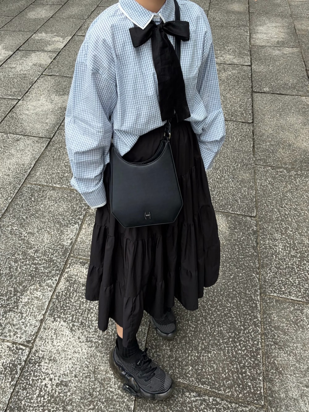 ブルー系のシャツ/ブラウス、ブラック系のシャツ/ブラウス、ブラック系のスカートを着用したレディースの秋コーディネートの3枚目の写真