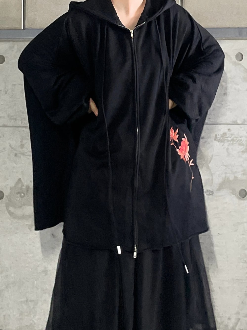 「パーカー、秋服準備はじめました、厚底シューズ、ハーフパンツ、モードカジュアル、モード、ブラックコーデ、オーバーサイズ、秋服、韓国ファッション、grounds、カジュアル、モードスタイル、パンツスタイル、パーカーコーデ」｜「HAREのフラワーシシュウキャップ(HARE)（キャップ、ブラック系）」を使った、MIHOさん（レディース・153cm）の夏コーディネートの4枚目の写真